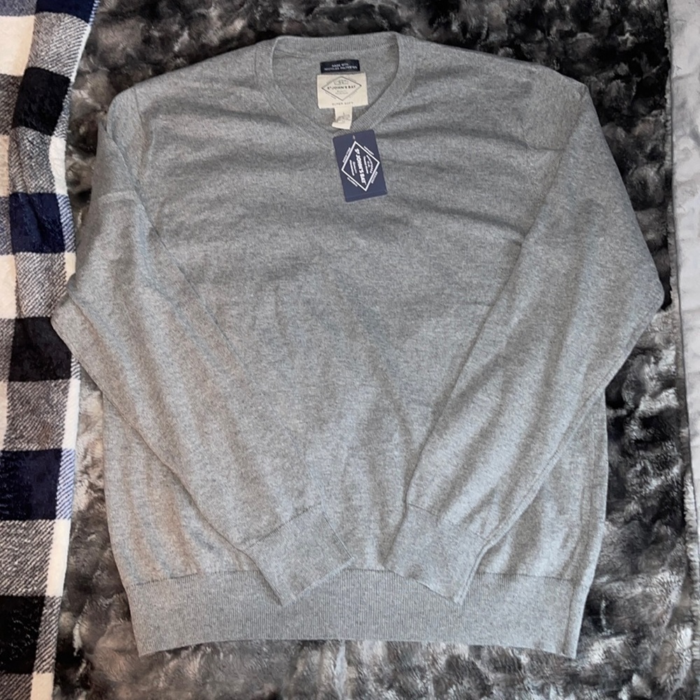 St. John’s Bay v-neck lightweight sweater. Men’s size Large